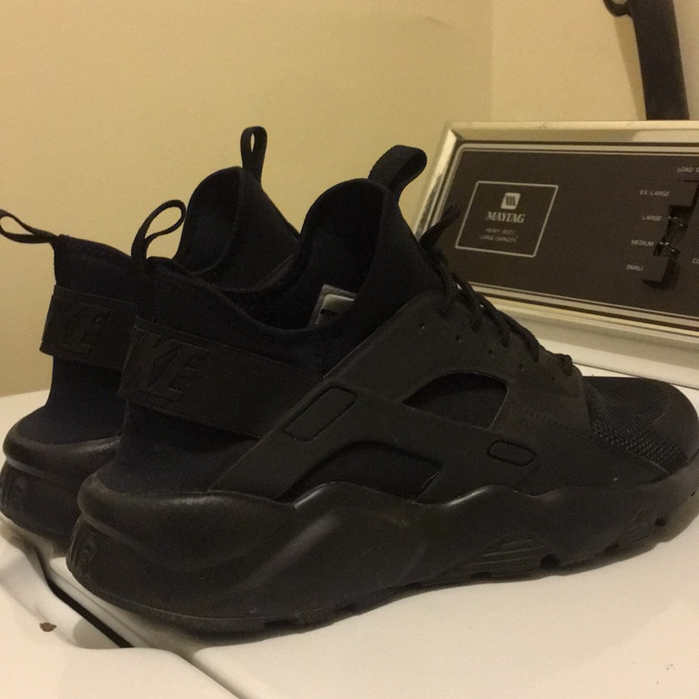 all black nike huraches